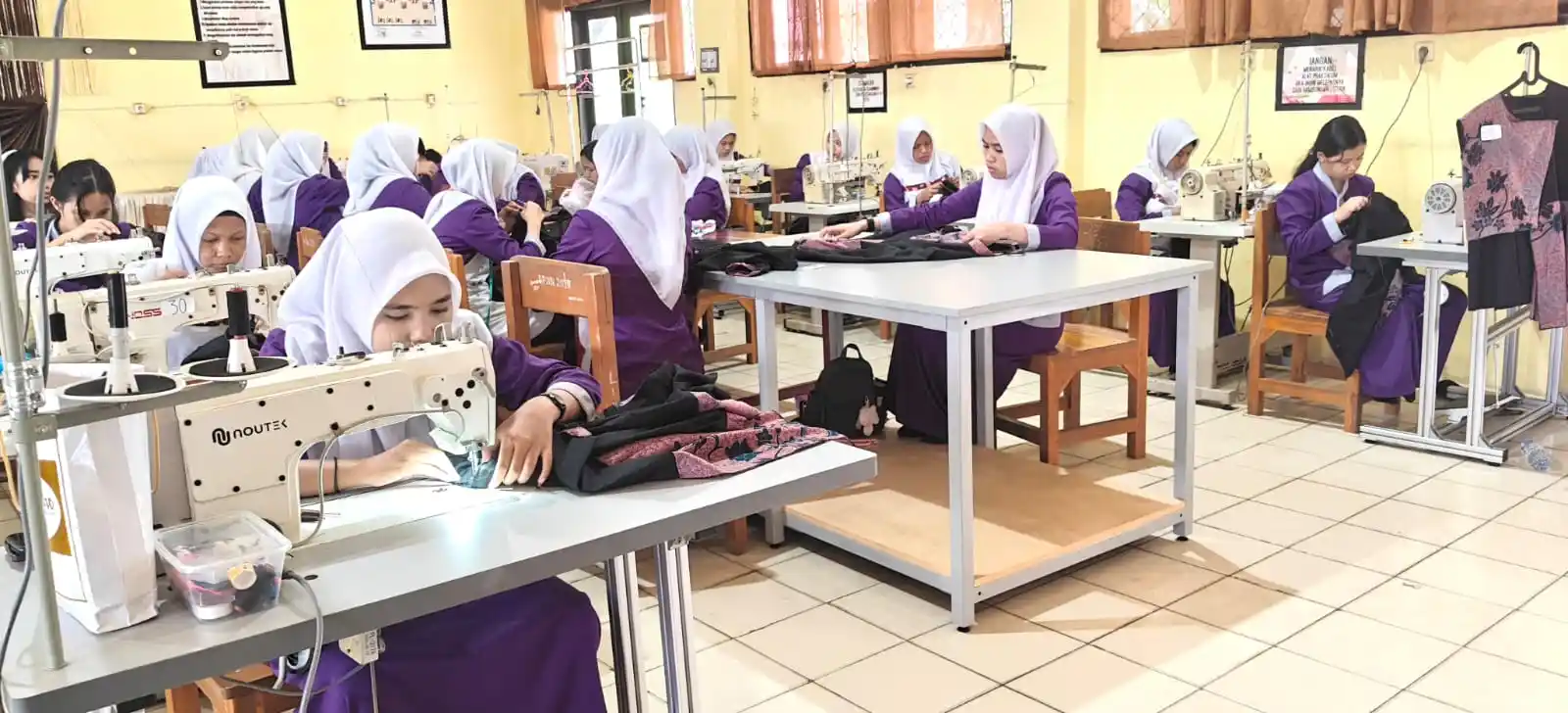 Praktek menjahit