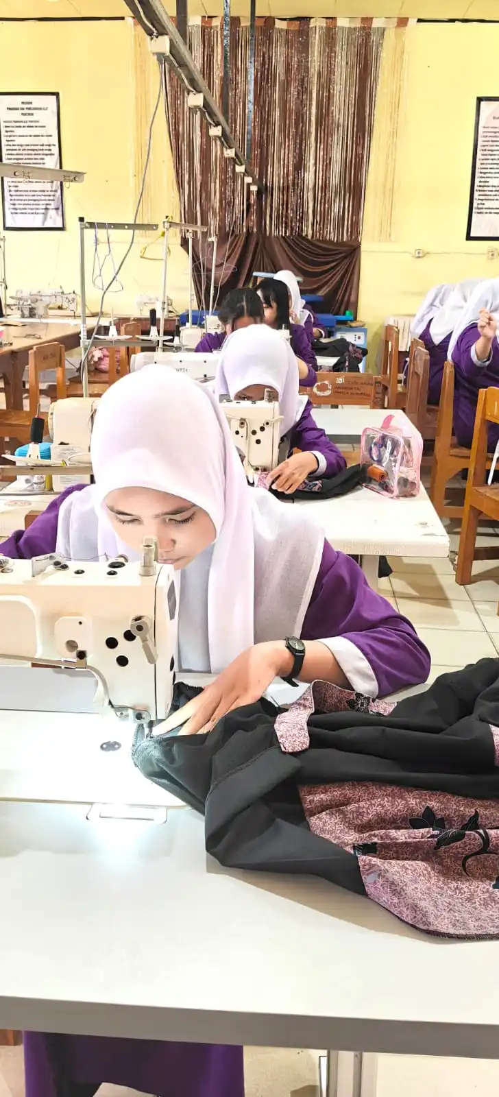 Praktek menjahit
