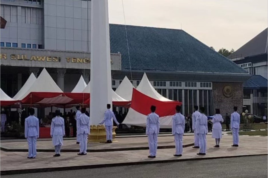 Siswa SMKN 3 Kendari di Upacara HGN dan HKN 2023 Sultra, Pj Gubernur Serahkan Beragam Bantuan Pendidikan dan Kesehatan