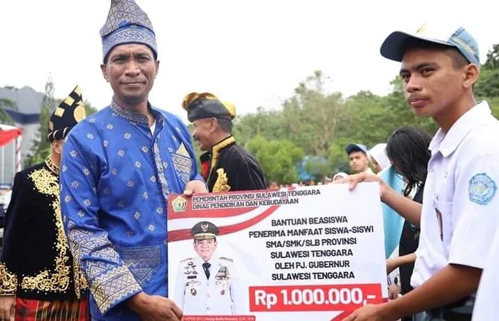Pemprov Sultra Berikan Beasiswa kepada 19 Siswa Berprestasi
