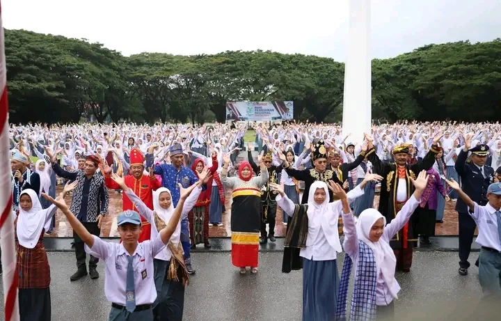 Semarak Hari Pendidikan Nasional, Siswa-Siswi SMA/SMK Kendari Gelar Tarian Massal
