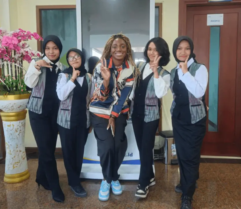 English Club : Learning Together, Growing Stronger